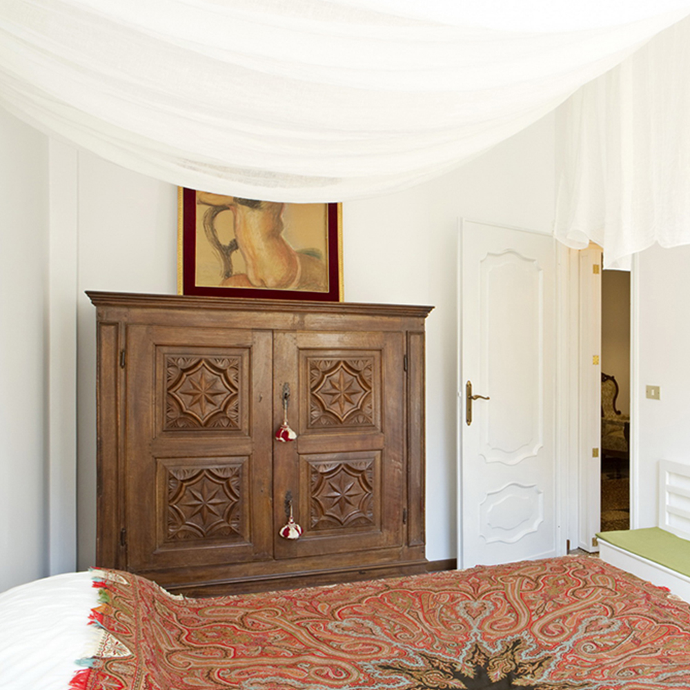 B&B Albaro dispone di una camera con letto a baldacchino